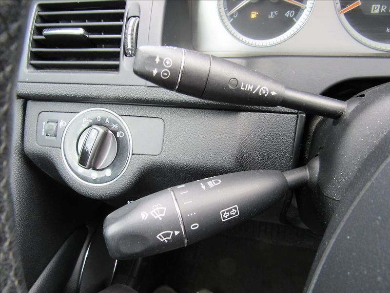 Mercedes-Benz Třídy C 2,5 i C 230 V6 150kW Automat - fotka 23 z 33