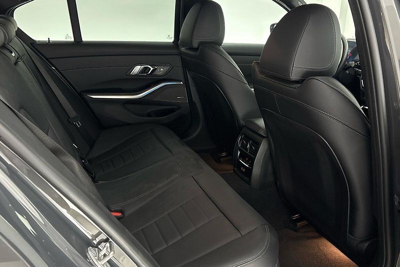 BMW Řada 3 řady 3 | 320d xDrive - fotka 12 z 26
