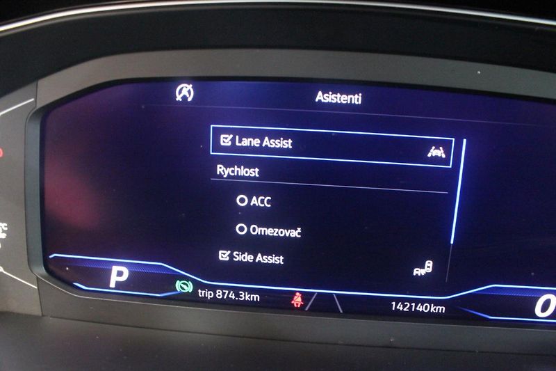 Volkswagen Passat (2020) 2.0TDI DSG Display Matrix - fotka 35 z 36