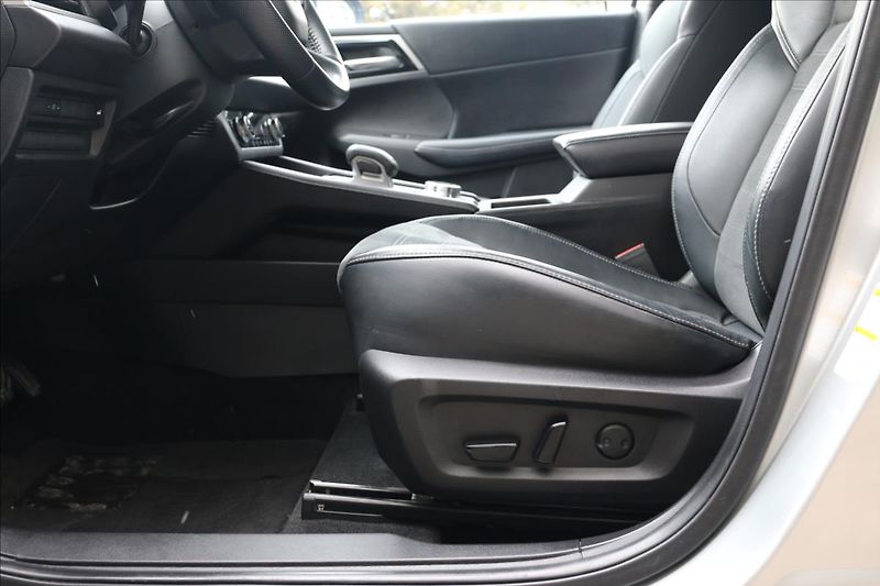 Mitsubishi Outlander 2,4 7míst, intense - fotka 26 z 70