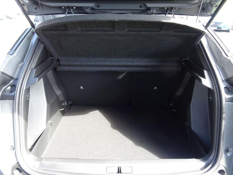 Peugeot 2008 (2026) ALLURE Hybrid 145k e-DCS6 - fotka 11 z 42