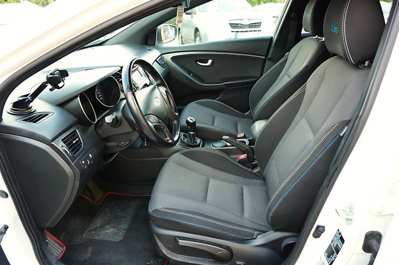 Hyundai i30 (2016) CZECH GO! 1,6 GDI 99 kW - fotka 24 z 44