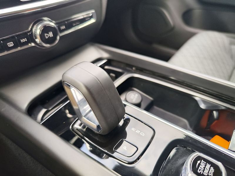 Volvo V60 B3 2.0/120kW Momentum Aut. - fotka 20 z 28