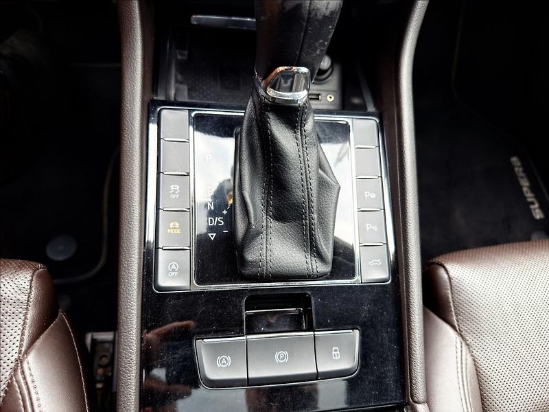 Škoda Superb 2,0 TDi Laurin & Klement - fotka 16 z 54