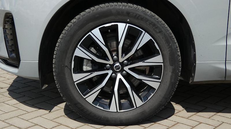 Volvo XC60 B4 mHEV AWD Plus Dark - fotka 21 z 22