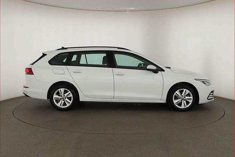 Volkswagen Golf (2024) Life 1.0 TSI - fotka 6 z 19