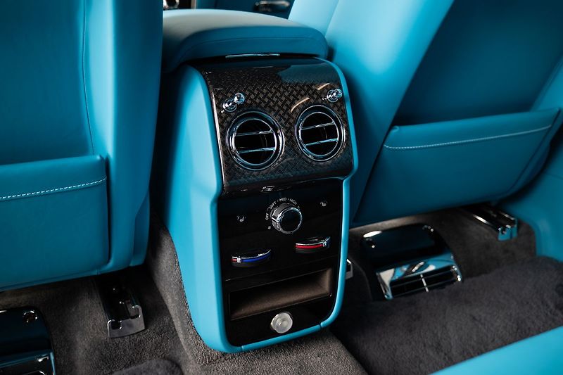 Rolls-Royce Cullinan Black Badge/Bespoke/Starling r - fotka 13 z 38