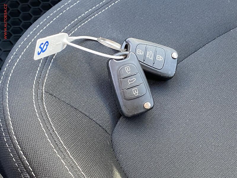 Kia Sportage (2010) 2.0CRDi AWD, Xenon, park - fotka 16 z 16