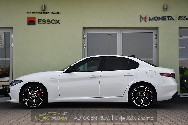 Alfa Romeo Giulia 2.0T 16V 206kW VELOCE AT8 Q4 - fotka 2 z 49
