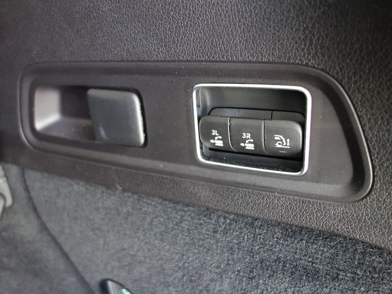 Mercedes-Benz GLS (2023) 400D*PRÉM-PLUS*AMG*PAN*HEAD*CZ - fotka 49 z 50
