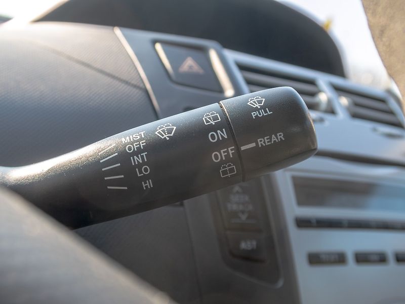 Toyota Yaris (2008) ČR 1.0i 51KW AC – 2x PNEU - fotka 15 z 34