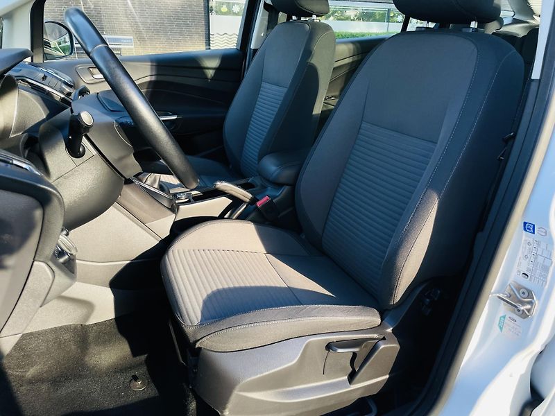Ford Grand C-MAX 2.0TDCi MANUÁL 7MÍST SERVISKA - fotka 30 z 46