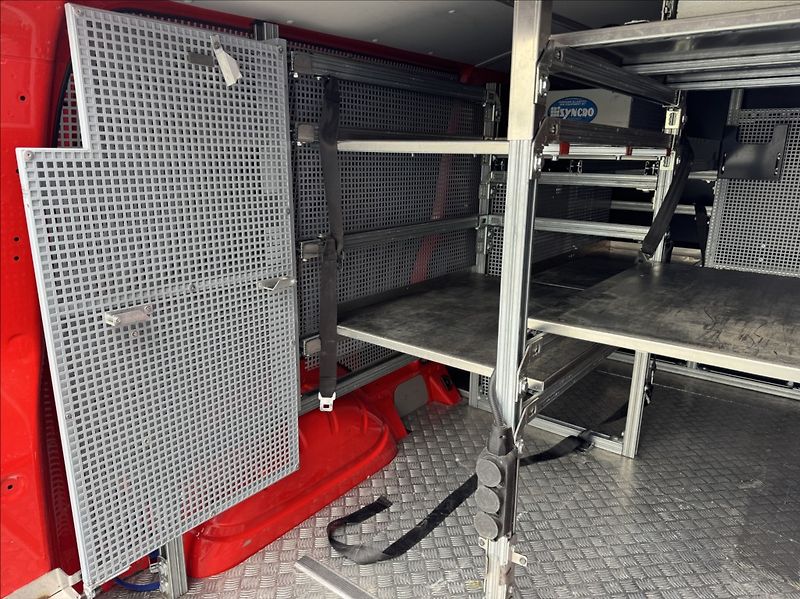Volkswagen Transporter 2,0 TDI DSG LONG DPH 1.maj. ČR - fotka 22 z 50