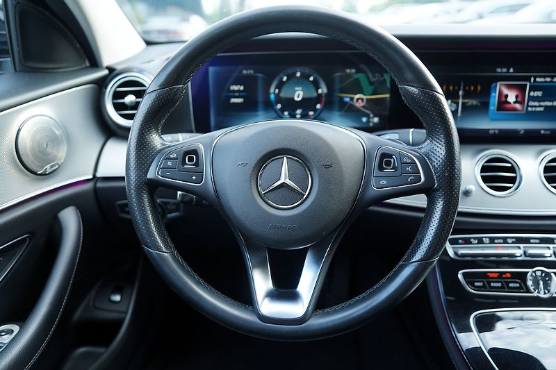 Mercedes-Benz Třídy E E 220d AMG/LED/AT9/kůže - fotka 25 z 46