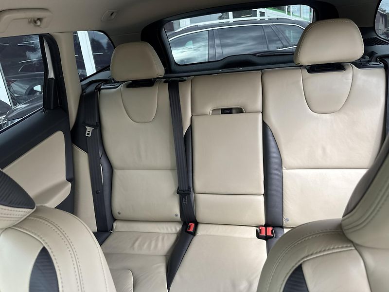 Volvo XC60 2,4 D3 R-DESIGN AWD AT - fotka 18 z 24