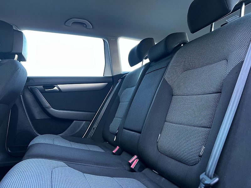 Volkswagen Passat TDI-ALU-NAVI-PLNÝ SERVIS - fotka 18 z 45