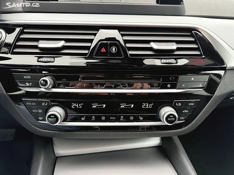 BMW Řada 5 520d XDRIVE 140kW - fotka 16 z 33
