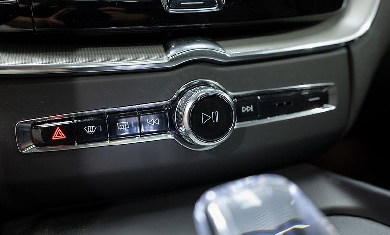 Volvo XC60 (2025) Plug-in hybrid PLUS DARK - fotka 21 z 26