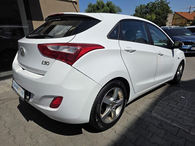 Hyundai i30 1.4-NÍZKÉ KM-KLIMA-ALU - fotka 11 z 15