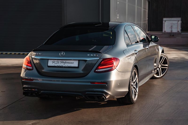 Mercedes-Benz Třídy E (2017) E63S AMG 4Matic+ V8 Biturbo - fotka 11 z 99