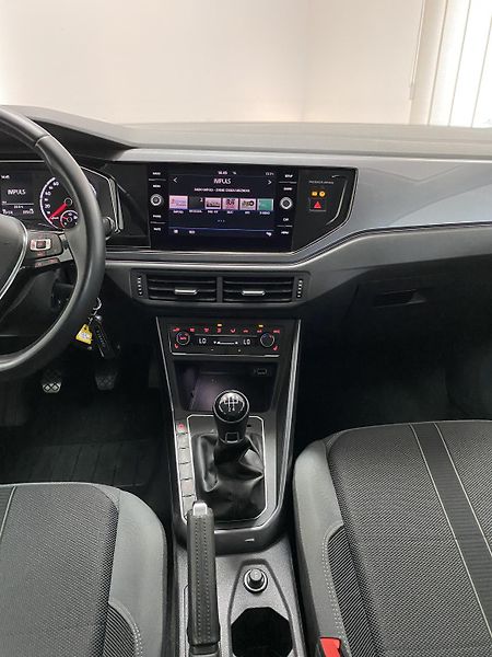 Volkswagen Polo 1.0 TSi ČR 1.MAJ. REZERVACE  - fotka 22 z 25