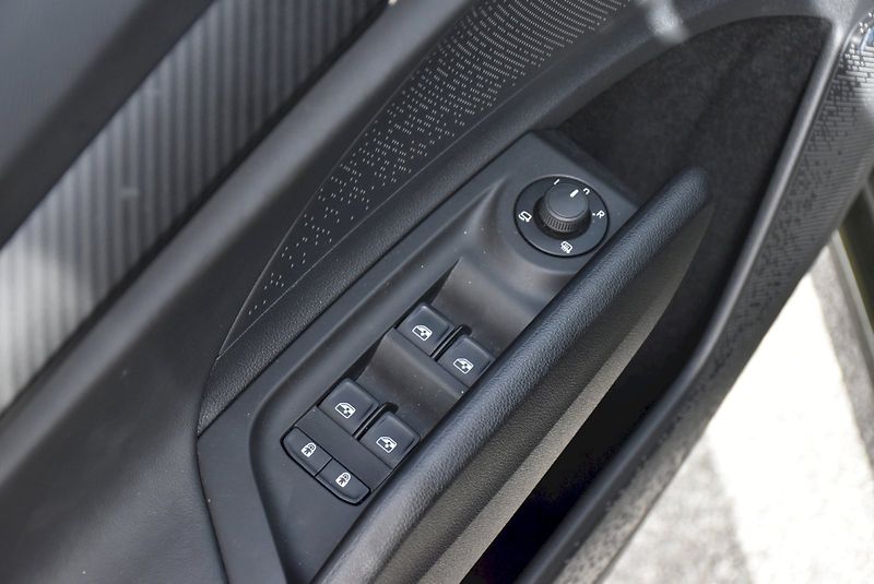 Škoda Enyaq (2025) Sportline 85 210kW - fotka 33 z 35