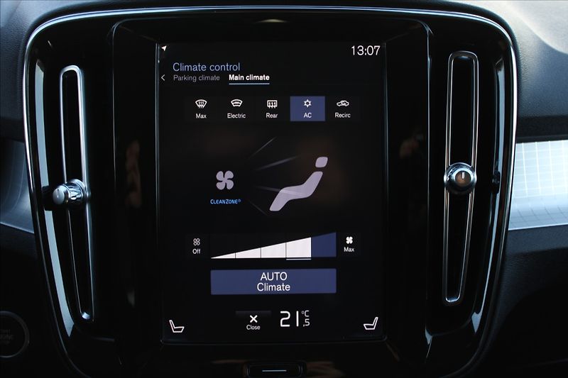 Volvo XC40 2,0 T4  1MAJ,4x4,MOMENTUM PRO - fotka 17 z 43