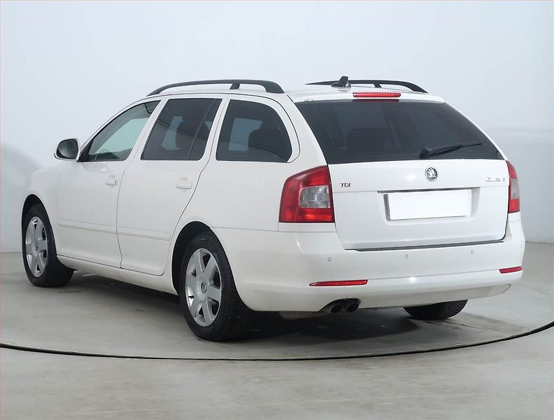 Škoda Octavia (2010) 2.0 TDI, nová STK - fotka 4 z 20