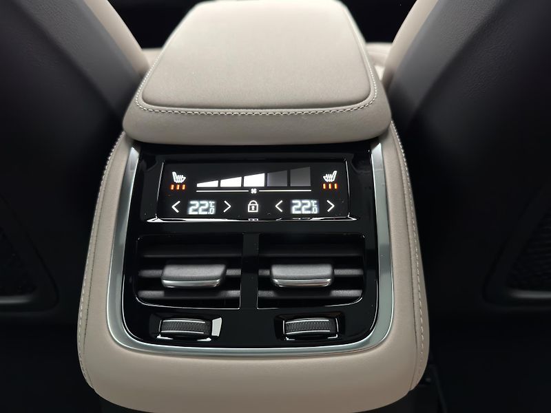Volvo XC90 (2026) T8 AWD Plug-in DARK PLUS 7m - fotka 17 z 28