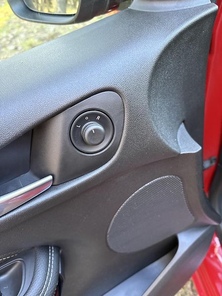 Opel Adam (2016) red/black edition - fotka 13 z 24