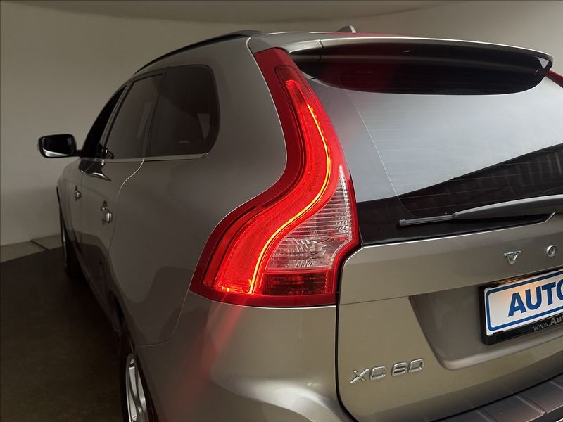 Volvo XC60 2,4 D3 4X4 AUT. VÝHŘEV LED ČR - fotka 36 z 40