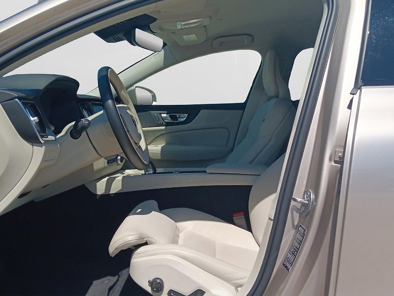 Volvo V60 (2023) CC B4 PLUS MHEV Diesel - fotka 9 z 14