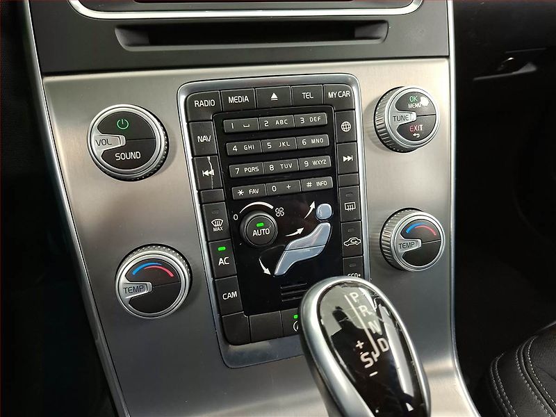 Volvo V60 (2017) D3 2.0, Automat, Xenony - fotka 15 z 20