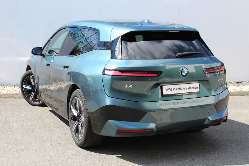 BMW iX xDrive40 - fotka 8 z 29