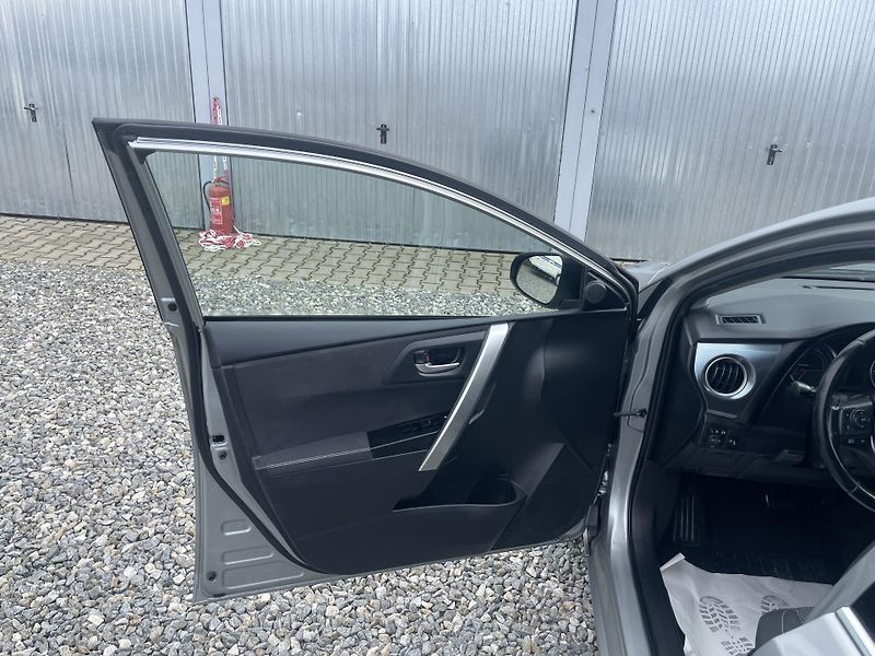 Toyota Auris 1.8i 16v HYBRID AUT SERVIS TOP - fotka 86 z 172