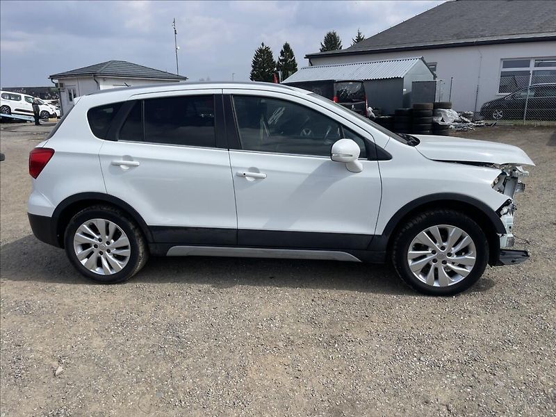 Suzuki SX4 S-Cross 3,0 DDiS 88kw 4x4 havarované, - fotka 5 z 31