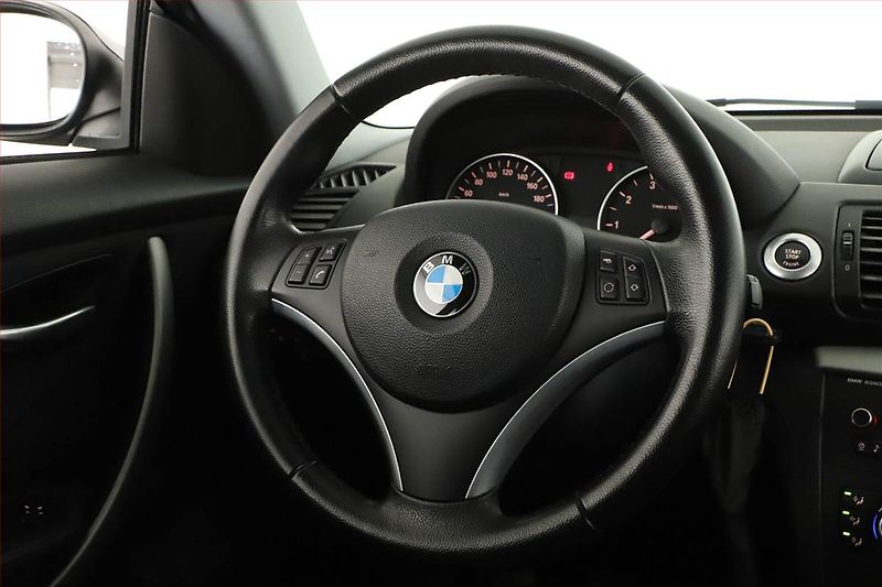 BMW Řada 1 (2009) 116i, po STK, oblíbený vůz - fotka 12 z 13