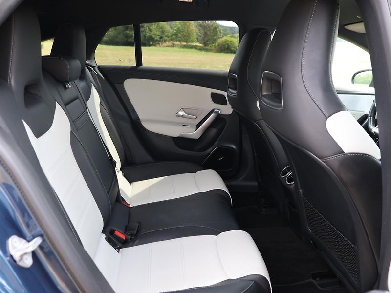 Mercedes-Benz CLA 2,0 35 AMG 225kW 4Matic DPH CZ - fotka 13 z 39