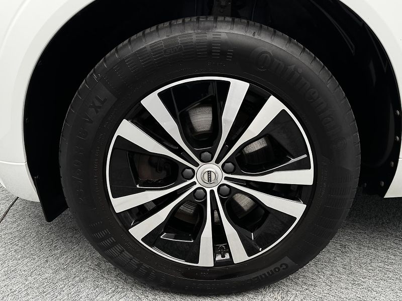 Volvo XC60 B4 AWD MOMENTUM AUT REZERVACE - fotka 45 z 45