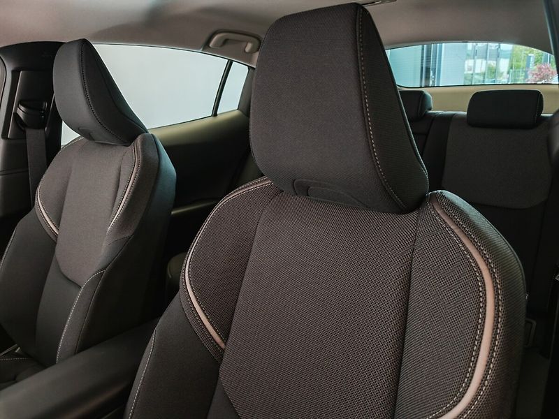 Toyota Prius 2.0 Plug-in Hybrid Prestige - fotka 12 z 38