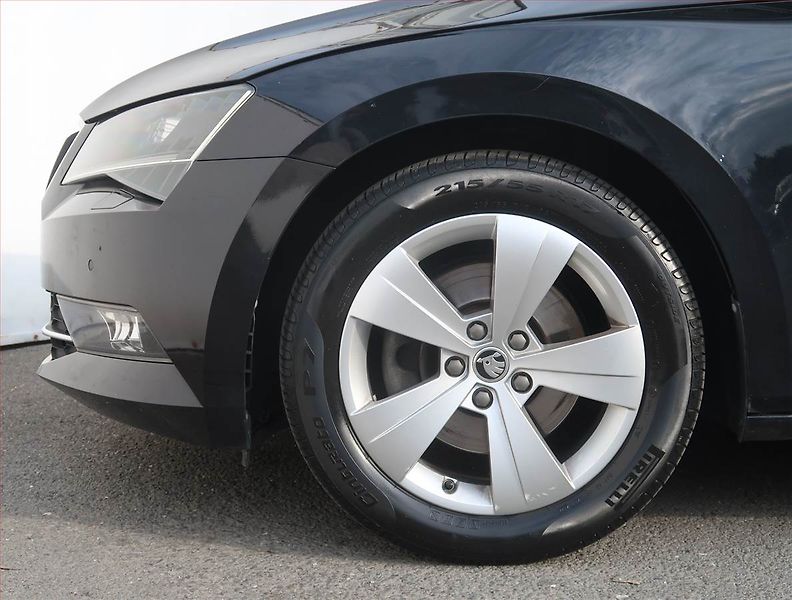 Škoda Superb (2018) Ambition 1.5 TSI, Automat - fotka 15 z 23