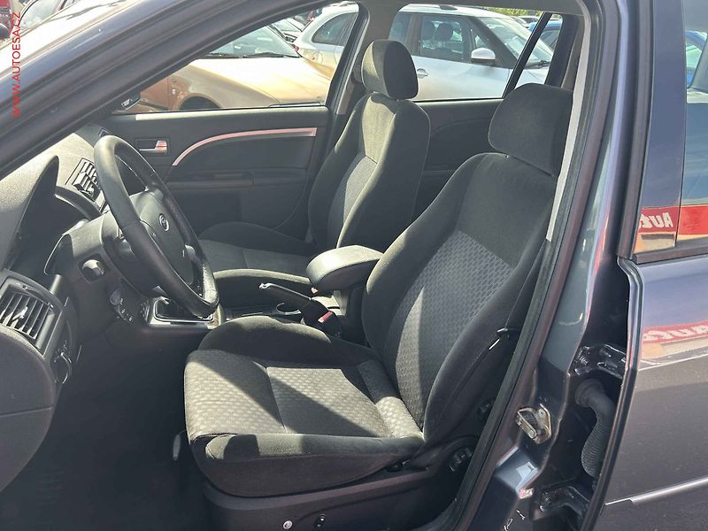 Ford Mondeo (2004) 1.8 16V, AC, výhřev sed - fotka 9 z 16