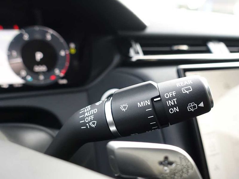 Land Rover Range Rover Velar 3,0 Dynamic SE D300 4x4 aut. - fotka 22 z 38