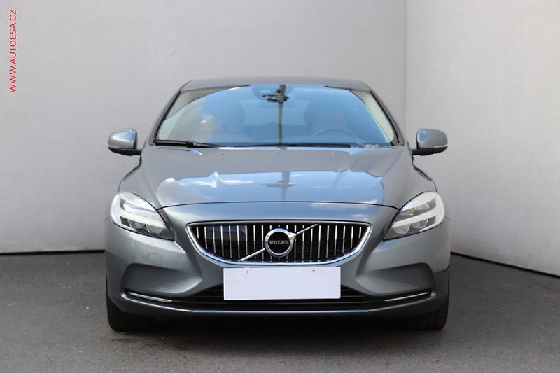 Volvo V40 (2018) 2.0 D2, navi - fotka 2 z 3