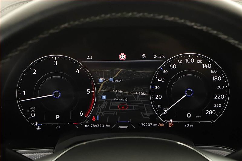 Volkswagen Touareg (2019) R-Line 3.0 TDI - fotka 8 z 29
