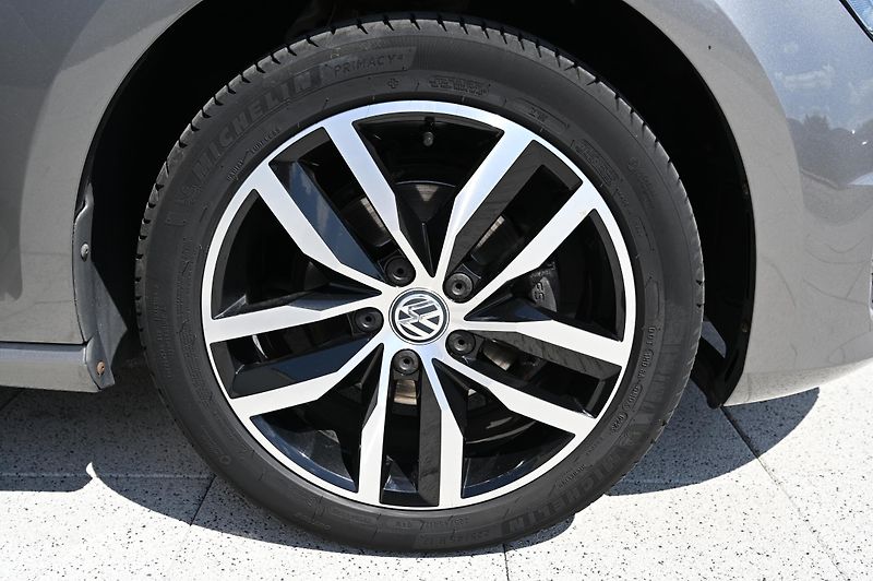 Volkswagen Golf 1.2TSI 81KW BMT rezervace - fotka 34 z 46