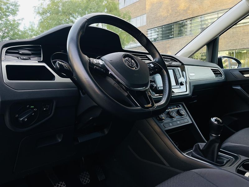 Volkswagen Touran 1.2TSI MANUÁL 7MÍST SERVISKA - fotka 26 z 42