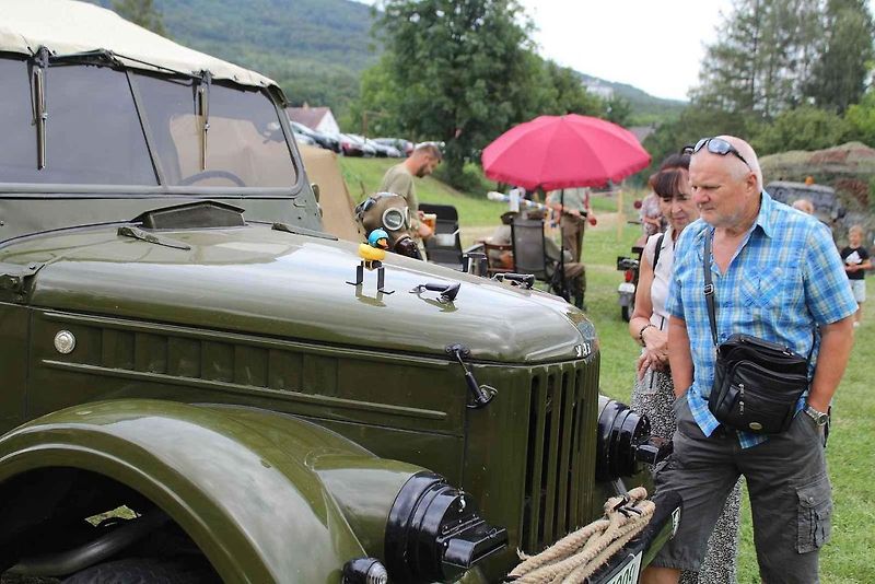 Majitel Tatry 128 František Zimmermann za volantem. Jeho vůz byl středem pozornosti vojenského kempu v Oseku u Duchcova.