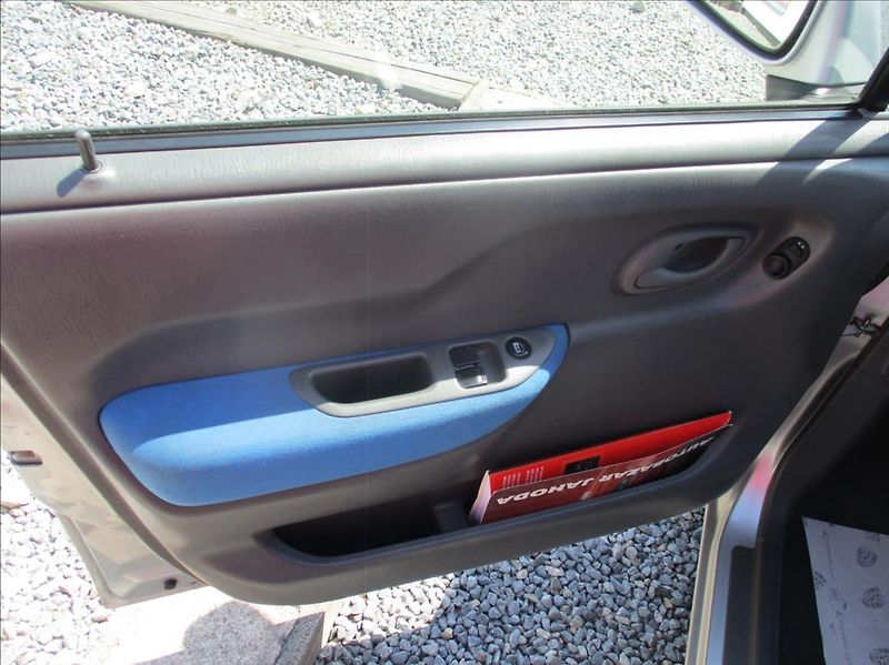 Opel Agila 1,2 i, klima, + letní pneu, - fotka 13 z 23