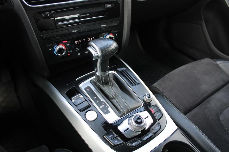 Audi A4 2,0 TDi  AUTOMAT, S-LINE - fotka 20 z 33